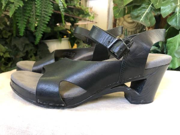 SUPER cute Strappy Dansko heeled shoes 1