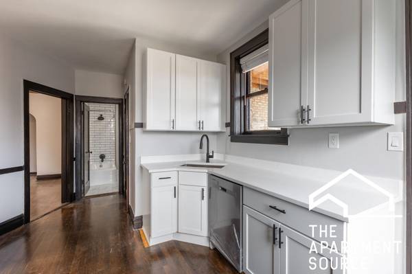 $2,200 / 2br - 1200ft2 - WOW. Cocina reformada-solar-vintage+más moderno-electrodomésticos de acero inoxidable-mascotas permitidas (Chicago)63781655244675124