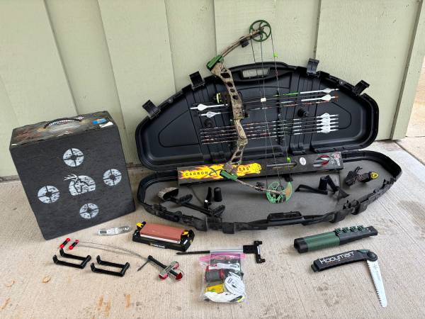 Bear Compound Bow, Case, Target, Extras 1