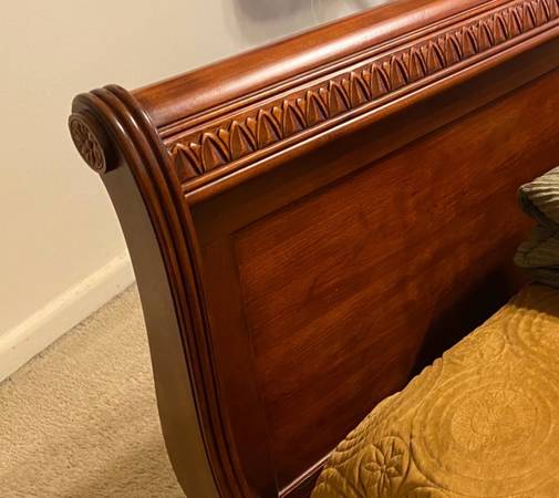 Marlo Solid Chery wood classic queen size bedroom set - bed, 2 night stands, dre 1