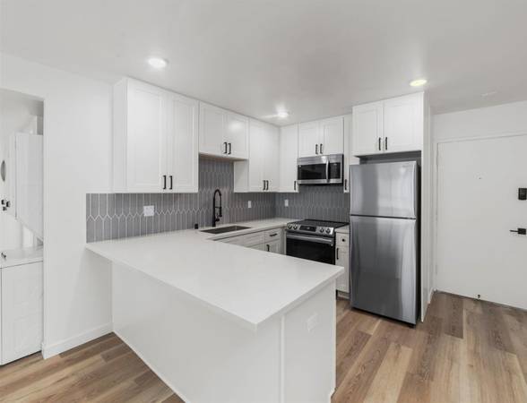 $2,495 / 1br - Stylish 1 Bed - Dishwasher and Garbage Disposal - Onsite Parking (Golden Hill)63701723384067124