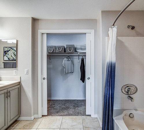 $1,755 / 2br - 1074ft2 - Dramatic 9 ft. Ceilings, Business Center, Extra Storage (Las Vegas)63907026402435123