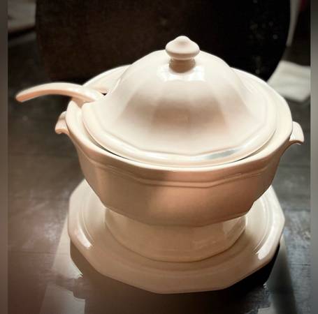 Tureen/soup server 1