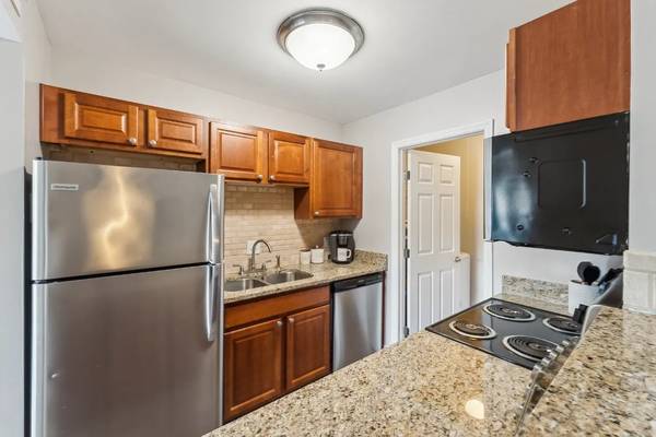 $1,070 / 1br - 800ft2 - Located on the lively James Island (Charleston)64015947910659124