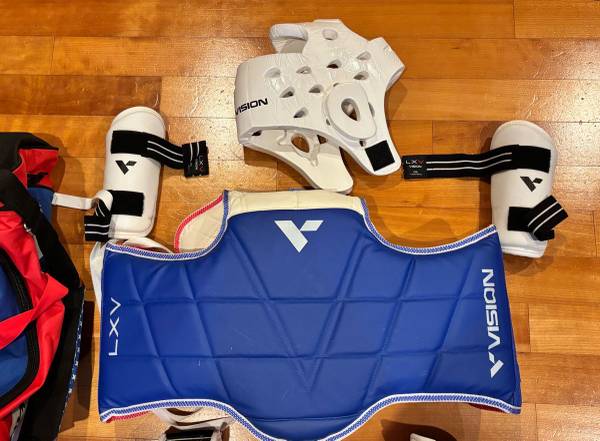 Girl's Vision Taekwondo Gear Set for 10 - 13 Years. 1
