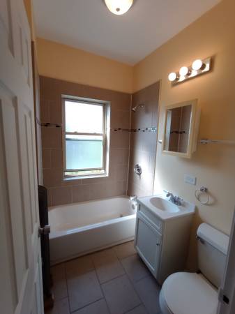 $850 / 1br - 800ft2 - 🛏️ 1BR Apartment – Bright, Private, and Efficient Racine & 82nd (Chicago)63898474341123124