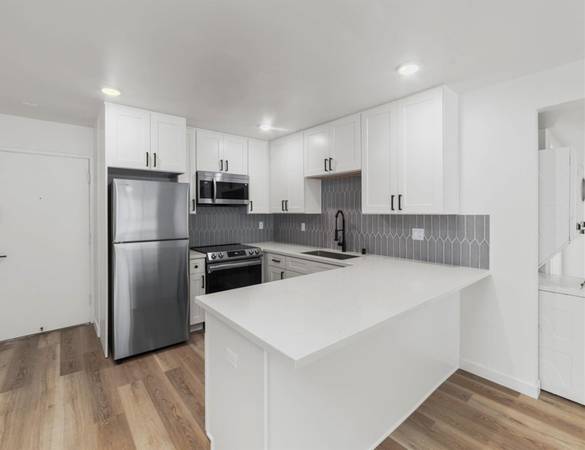 $2,495 / 1br - Camina hasta el centro - Lavadora y secadora de tamaño completo - Lavaplatos y triturador de basura (Golden Hill)63657123724033121