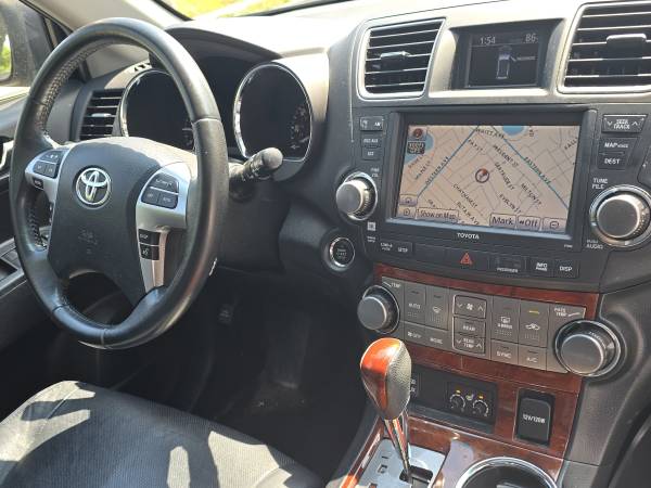 Highlander limitado de Toyota 2012 165k millas / Escape de Ford 2014 111k millas - $8,900 (Lynn)63623687499393124