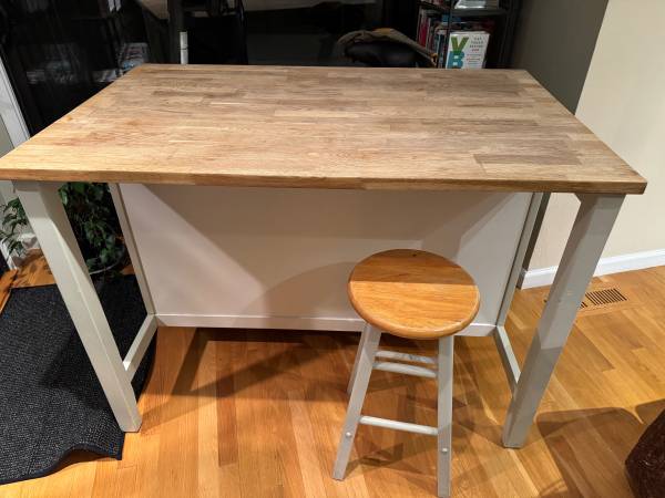 Butcher block with two stools 1