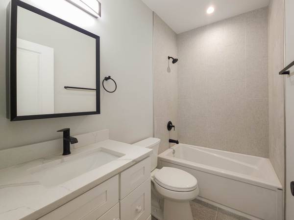 $2,225 / 2br - Modern 2-Bed Rehab Garden | Central Air | W/D In-Unit | Ravenswood (Ravenswood)63960010529410123