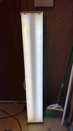 Free working 4 foot fluorescent fixture 1