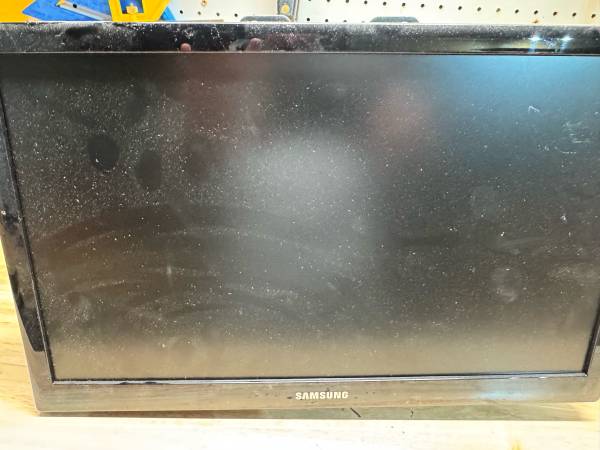 18.5 inch Samsung TV with wall mount 1