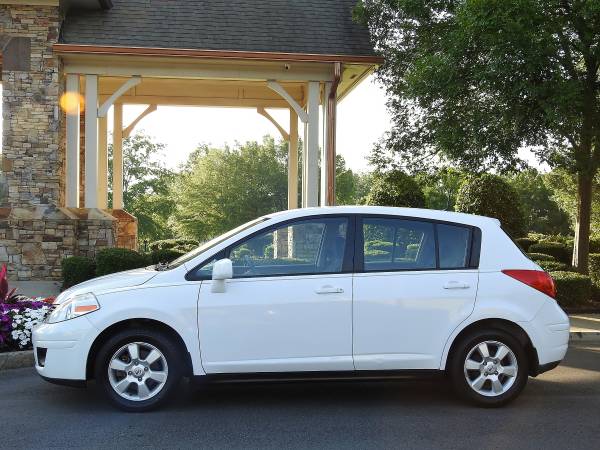 2009 Nissan Versa 1.8S - Excelente estado - 106 mil millas - $5,200 (Atlanta)63620661649283121