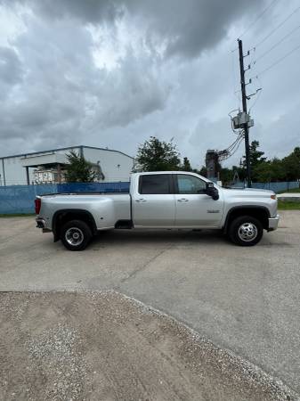 2020 Chevy Silverado Dually 3500HD diésel 4x4 - $24,60063470755225859124