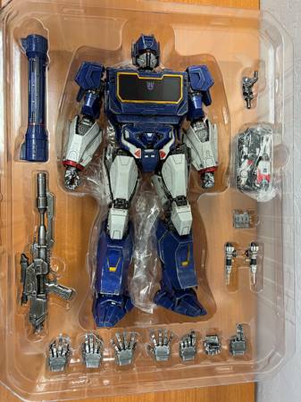 Transformers: Bumblebee DLX Scale Collectible Soundwave and Ravage 1