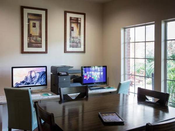 $965 / 1br - 852ft2 - Lap pool with cooling mist system, Dead bolts, Wood-burning fireplaces (South Tulsa)63806171079041123