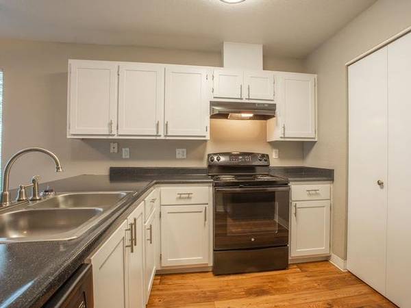 $1,899 / 2br - 1041ft2 - Chimenea de Leña, Aire Acondicionado, Casa Club, Armarios de Pared (Vancouver)63672564990337124