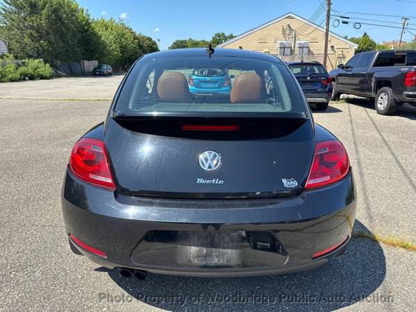 2015 Volkswagen Beetle Coupe 2 puertas Automático 1.8T Cl - $5.950 (Subasta de Autos Públicos de Woodbridge)63440055549955123