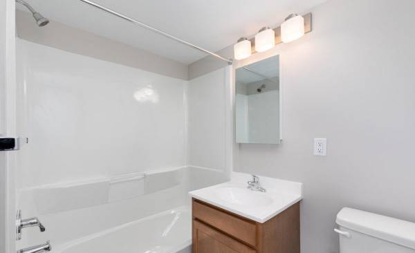 $1,575 / 2br - 790ft2 - Patio/Balcony, Concierge, Now Showing, Newly Remodeled (Washington Highlands)63895919188610122