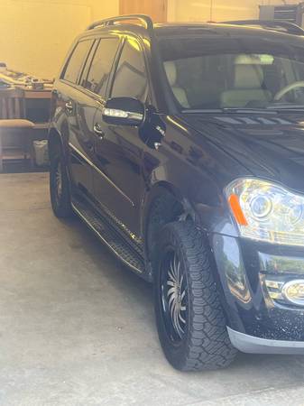 Mercedes Benz gl - $5,500 (Elwood)63618775462531122