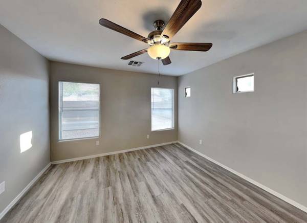 $1,050 / 3br - 1298ft2 - Adorable 3B 2B W Burgess Ln (Phoenix)64047709121539123