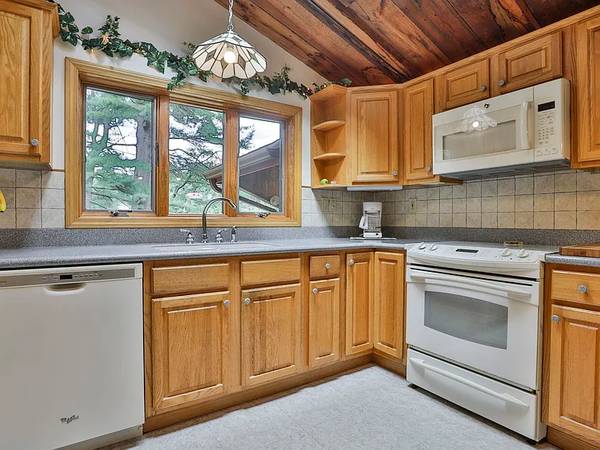 $590,000 GORGOUS TEMPLE NH PROPERTY ON 3.74 Acres w\ barn (Temple)63932055167491123