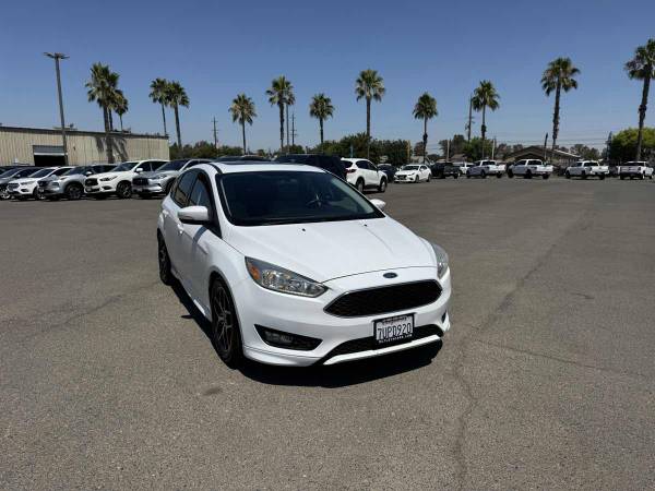 Ford Focus SE hatchback 2016 en blanco oxford - $6,999 (LLAME AL 916-525-7849 PARA DISPONIBILIDAD)63619131513731122