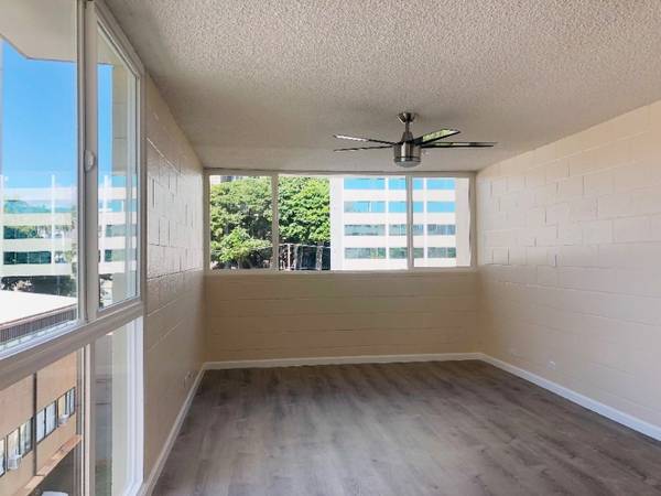 $2,652 / 2br - 778ft2 - Beautiful kitchen w/above the gas range microwave (Punahou and Young)63939789076739124