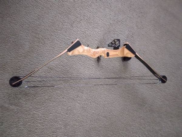 Vintage Browning compound bow. 1