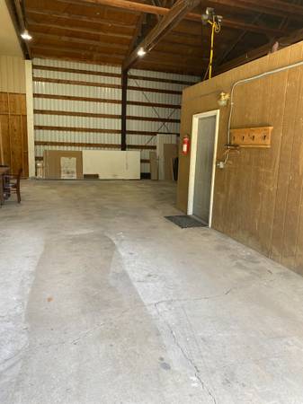 $1,550 / 2000ft2 - Large storage and apartment (North Battle ground)63895123389954121