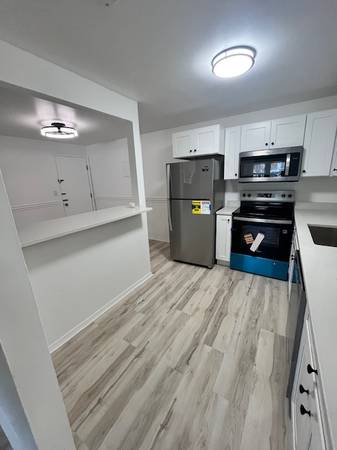 $2,000 / 2br - Updated Beautiful 2 Bed 1.5 Bath Condo at River Run-Listing 3293 (Damon Road Northampton MA)64017044990977124