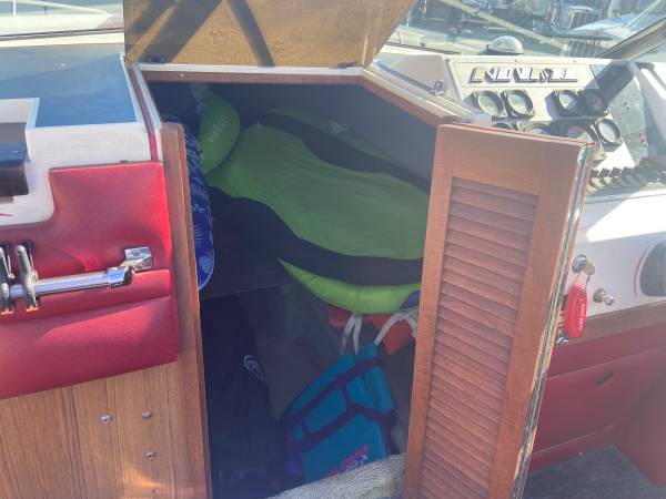 1984 Wellcract de 23’ con cabina cerrada - $7,500 (belmont)63438663979267124