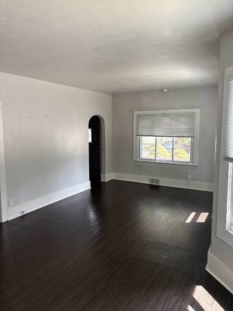 $1150.00 / 2br - 1000ft2 - Hermoso Apartamento Bajo en la Esquina en el Corazón de Kenosha63774346454145123