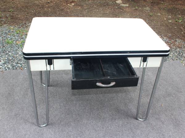 LLOYD: MESA DE ESMALTE MODERNA DE MITAD DE SIGLO - $149 (FOSTER, R.I.)63435737274371124