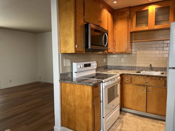 $900 / 2br - Spacious Apt in Convenient Area w/Private Backyard and Parking!!! (albany / el cerrito)63813662950145122
