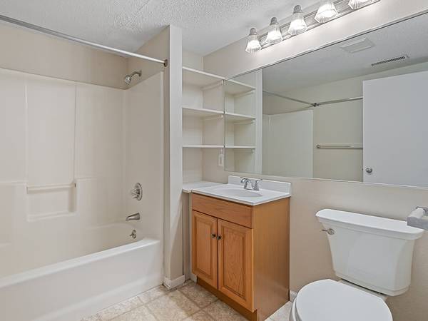 $1,315 / 2br - 920ft2 - Amazon Hub, Fitness Center, Playground, Community Garden, Dog Park (2260 10th Street, Coralville, IA)63961205413891121
