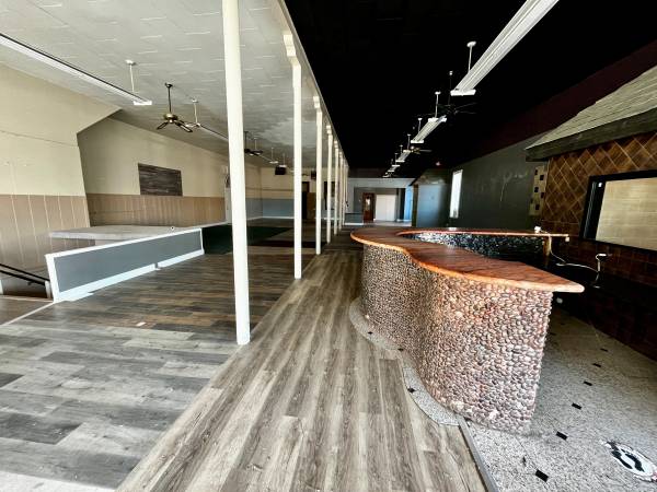 For Lease: Walnut St Historic Corner Commercial Showroom - Options 1
