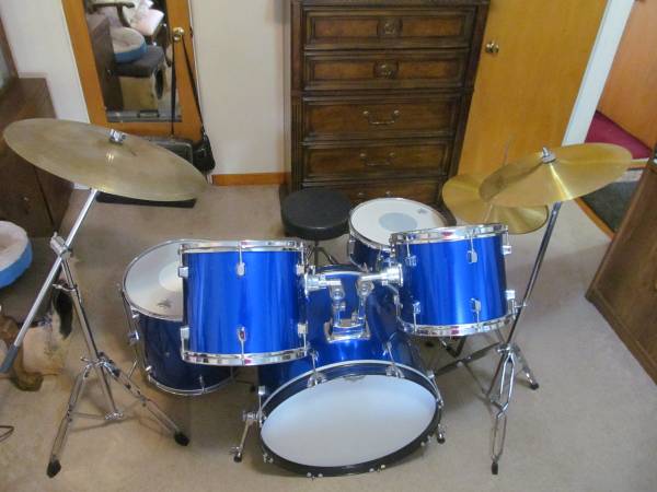 BLUE SPARKLE 5-PIECE DRUM SET 1