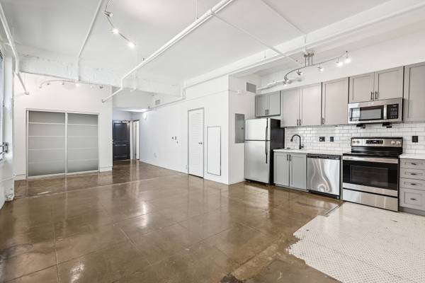 $2,500 / 770ft2 - AMAZING DOWNTOWN VIEWS FROM YOUR 8TH FLOOR LOFT! ONE MONTH FREE! (1007 Fifth Ave, San Diego, CA)63866048274819121