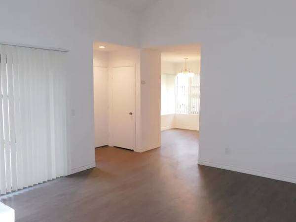 $860 / 1br - Upper 1 bedroom apartment in Prime Alhambra Location! (18 S Marguerita Ave #19 Alhambra, CA)63812226575107123