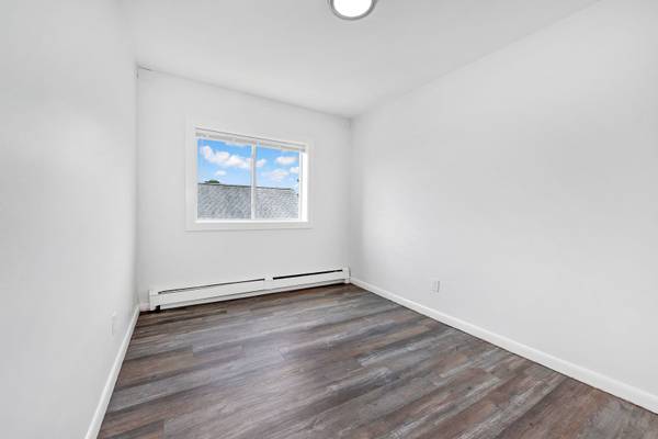 $2,550 / 2br - Hyde Park 2 Bed/1 Bath Apartment | Near River Street (Hyde Park)63810087531649124