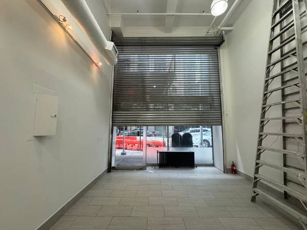**GARMENT DISTRICT RETAIL SPACE**BELOW MARKET**NO FEE** 1