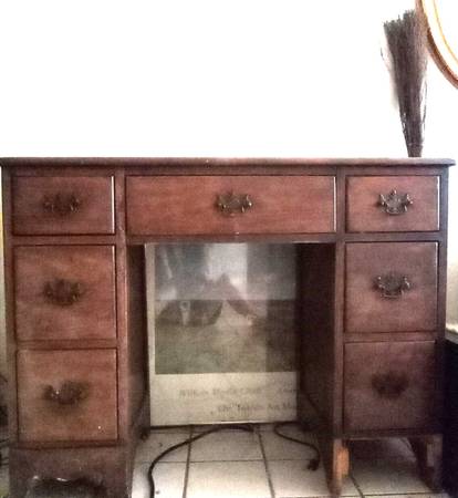 ANTIQUE KNEEHOLE WRITING DESK 1