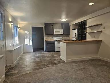$1,400 / 2br - 995ft2 - Una Sala de Estar Llena de Luz (Irvine)64027920593665121