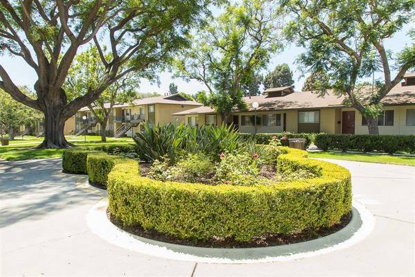 $2,830 / 2br - 885ft2 - Gas stove/oven, Hardwood-inspired vinyl plank flooring in select rooms (Ventura)63668271190401122