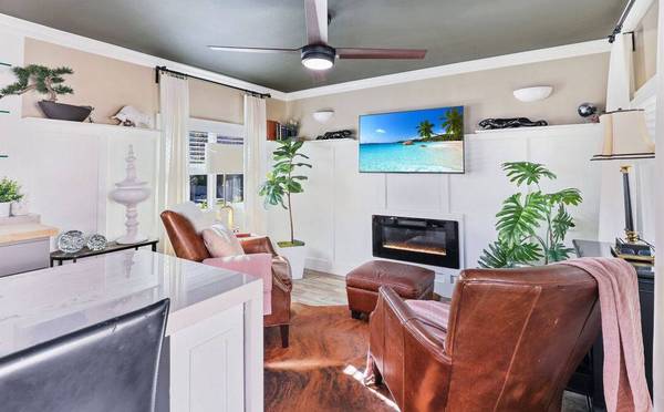 $1,100 / 1br - 400ft2 - Live Large in a Tiny Home (Sungate)63686245704579123