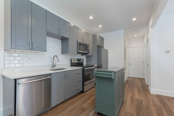 $1,050 / 3br - Renovated Apartment - Room Available (North Dorchester)63699507191299121