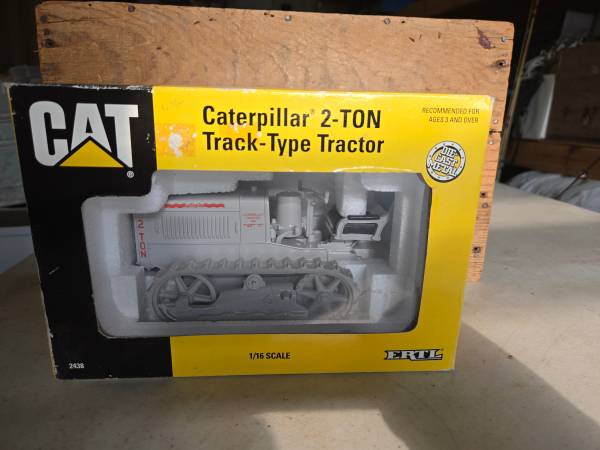 ERTL 1:16 Scale CAT Caterpillar 2-ton Track-Type Tractor. 1