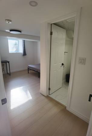 Room with private bathroom 1