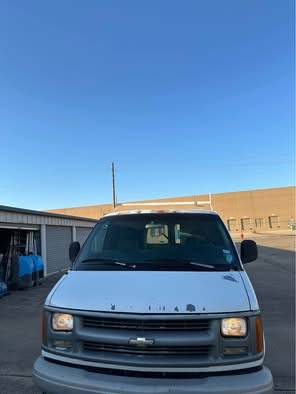 2000 Chevrolet Express Van - Photo 3